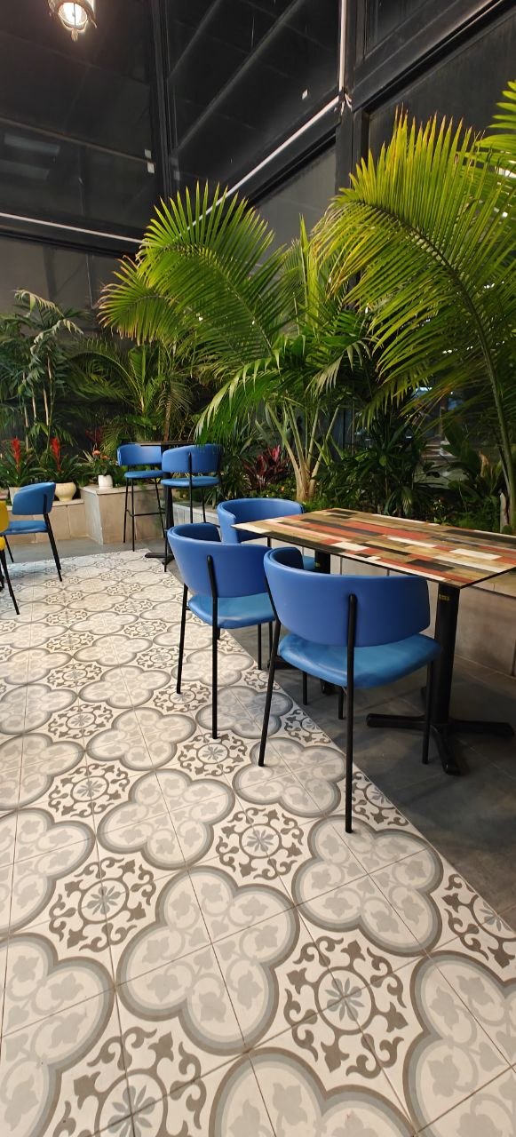 MR. DONUTS Café seating with plants